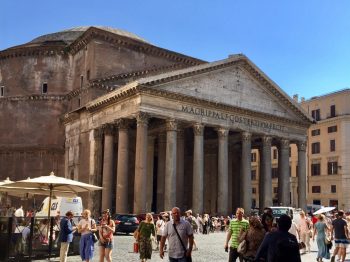 Il Pantheon da un angolo di Roma